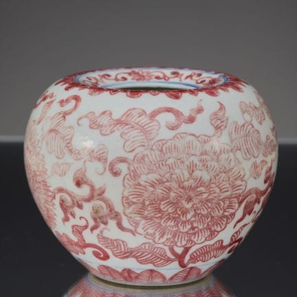 UN LAVE-PINCEAU EN PORCELAINE ROUGE ET BLANCHE, CH