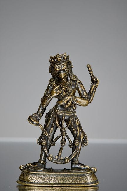 EINE KLEINE, FILIGRANE, STEHENDE GARUDA-BRONZEFIGU