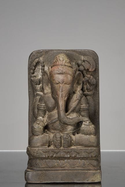 SITZENDER GANESHA AUS INDONESISCHEM STEIN, 12. JAH