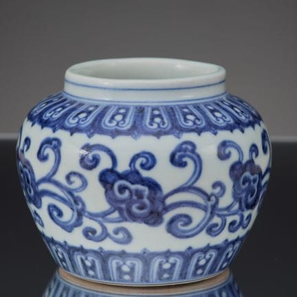 KLEINE XUANDE-VASE AUS BLAU-WEISSEM PORZELLAN MIT 