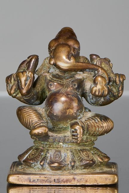 PETITE STATUETTE EN BRONZE DE GANESHA ASSIS, INDE,