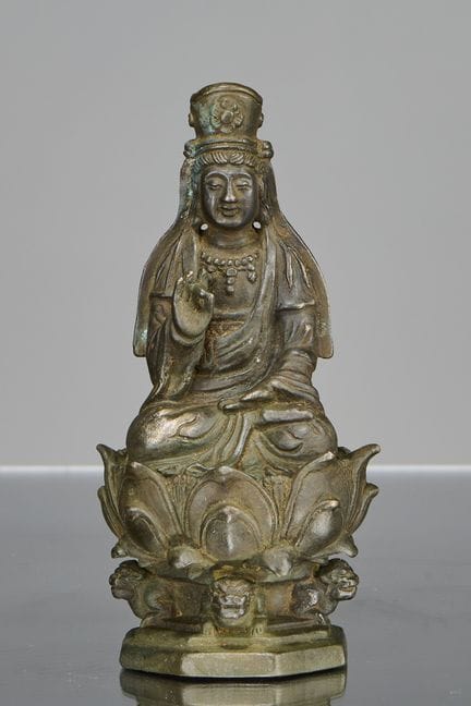 EINE SITZENDE GUANYIN-BRONZESTATUE, CHINA, 16. JAH
