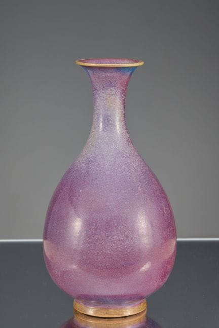 EINE BIRNENFÖRMIGE VASE AUS DEM JUN-OFEN

Maße: Hö