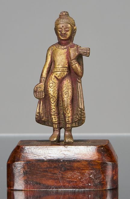 STEHENDER BUDDHA AUS VERGOLDETER BRONZE, NEPAL, 18