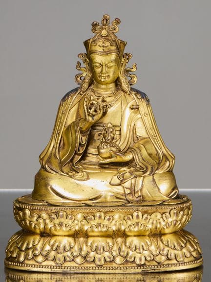STATUETTE DE PADMASAMBHAVA EN BRONZE DORÉ AU FEU, 