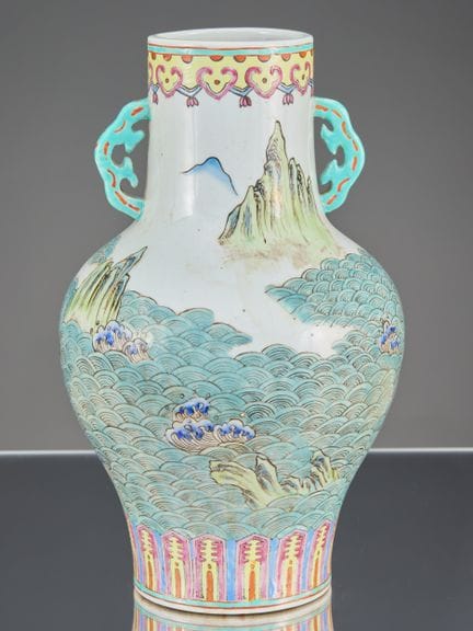 (R) VASE EN FAMILLE ROSE AVEC SCÈNE FIGURATIVE, CH