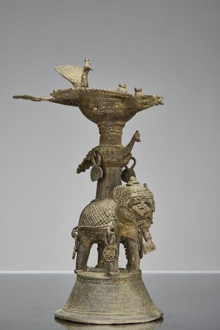 GRANDE LAMPE À HUILE EN BRONZE, INDE, XVIIIe SIÈCL