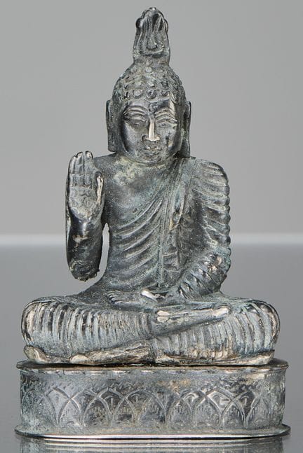BUDDHA SEDUTO IN ARGENTO IN ABHAYA MUDRA, SRI LANK
