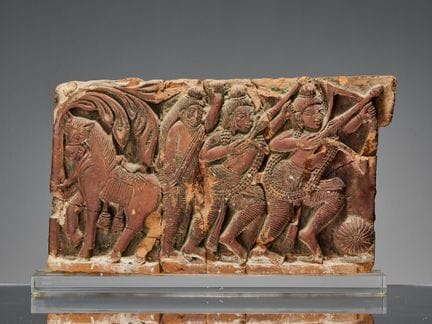 FRÜHINDISCHER TERRACOTTA-RELIEF-FRIES MIT PFERD UN