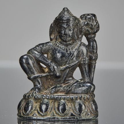 EINE KLEINE AVALOKITESHVARA-SKULPTUR AUS SCHWARZEM