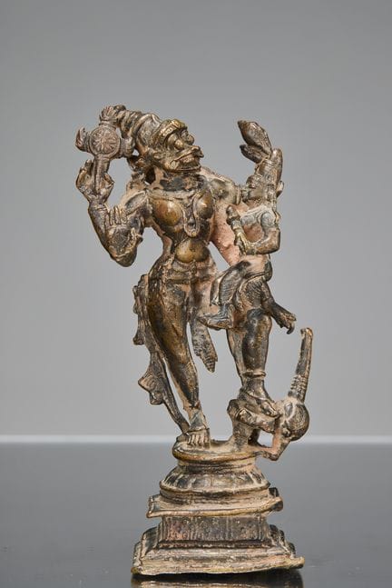 EINE STEHENDE AVATAR-FIGUR VON VISHNU MIT LÖWENGES