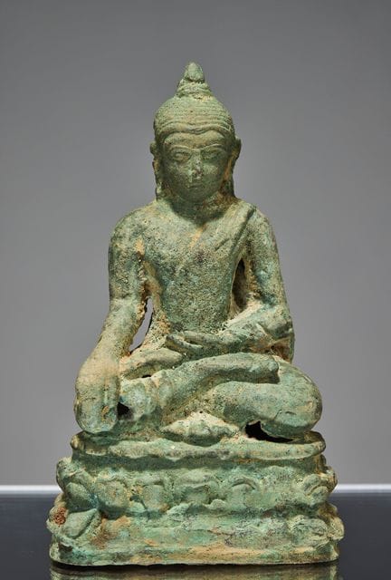 EIN SITZENDER BURMESISCHER BUDDHA, 12. JAHRHUNDERT