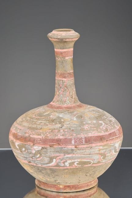 (R) VASE FUNÉRAIRE CHINOIS EN FAÏENCE PEINTE, DYNA