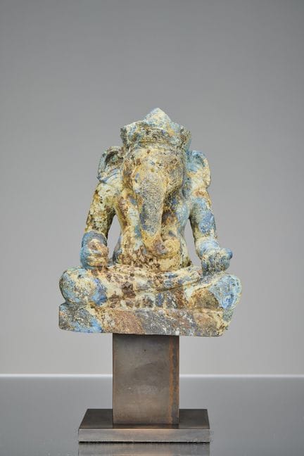 STATUETTE DE GANESHA ASSIS, EN AZULITE ET MALACHIT