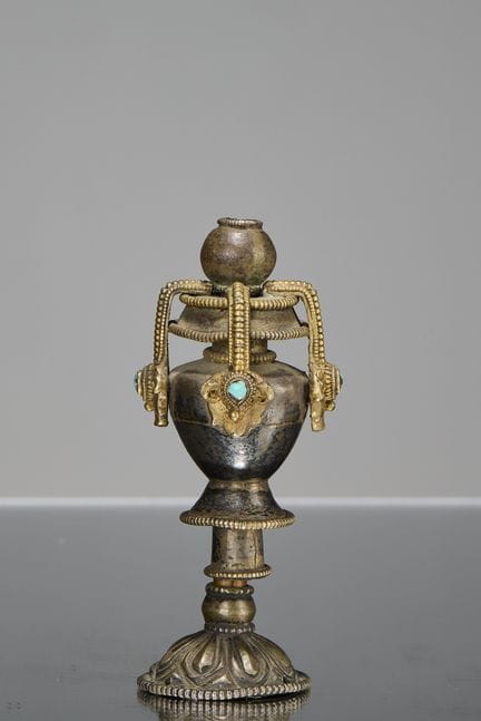 VASO IN ARGENTO E ORO TIBETANO DEL XVIII SECOLO

D
