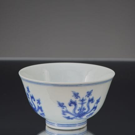 KLEINE BLAU-WEIßE SCHÜSSEL MIT BLUMEN- UND RANKENV