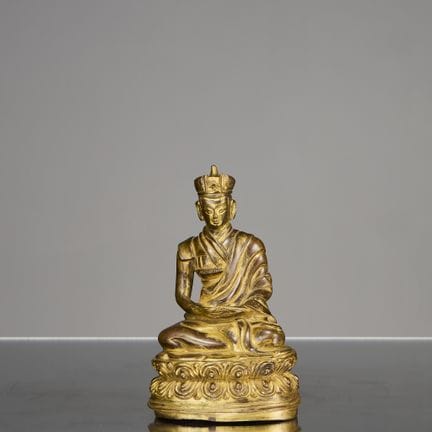 UN LAMA ASSIS EN BRONZE, TIBET, XVIe SIÈCLE OU PLU