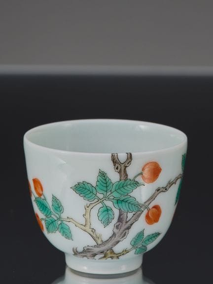 UNE TASSE CHINOISE « WUCAI » DE L'ÉPOQUE KANGXI, A
