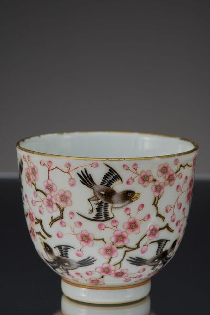 (R) FAMILIE-ROSE-PORZELLAN-TASSE MIT PFLAUMENBLÜTE