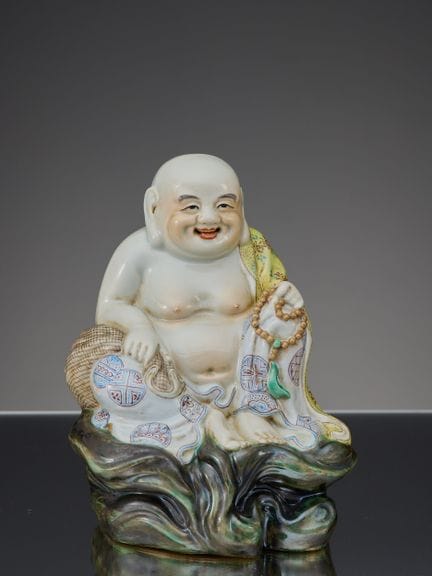 STATUETTE EN PORCELAINE REPRÉSENTANT LE BOUDDHA MA