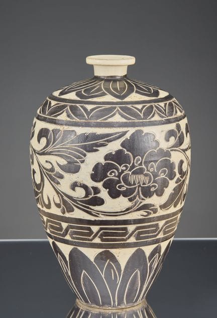 EINE CHINESISCHE MEI-VASE AUS DER CIZHOU-BRENNOFEN