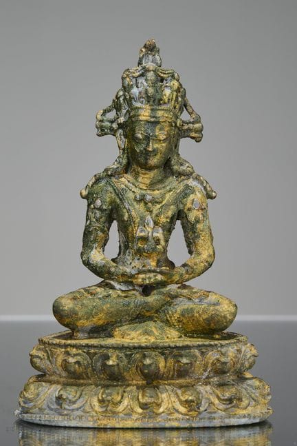 EINE SITZENDE BRONZESTATUE VON AMITAYUS, TIBET, 18