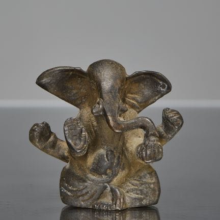 SITZENDER GANESHA, INDIEN, 16. JAHRHUNDERT

Maße: 