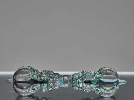 KLEINER, CHARMANTER BRONZE-VAJRA AUS TIBET, 18. JA