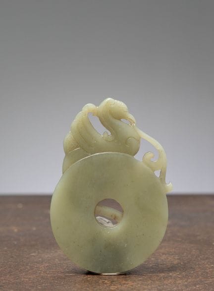 (R) DISQUE BI EN JADE CÉLADON AVEC PHÉNIX, CHINE, 