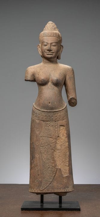 STATUE EN GRÈS REPRÉSENTANT UMA, DE LA FIN DU XIIe