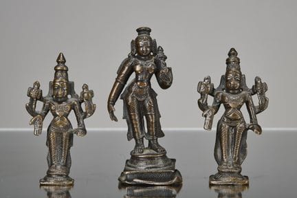 GRUPPE VON DREI INDISCHEN BRONZEFIGUREN, 17. BIS 1