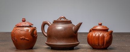 (R) TROIS THÉIÈRES CHINOISES D'YIXING, FIN DE LA D
