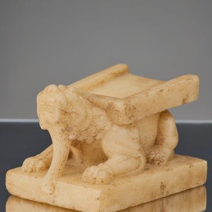 EIN MARMOR-TINTENSTEIN IN TIERFORM, CHINA, TANG-DY