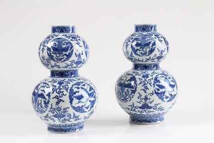 一对南瓜形花瓶。中国，19/20世纪。青花彩绘。瓶身五处留白处绘有飞鹤图案。底部有蓝色印记。高：30