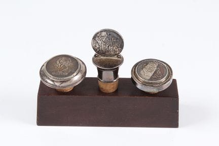 Trois bouchons de bouteille. Argent 925/835. Empir