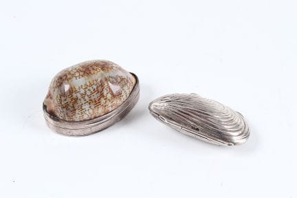 Deux boîtes à pilules en forme de coquillage. Arge
