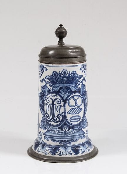 面包师行会出产的罕见圆柱形壶，带钟形壶底。拜罗伊特，1752年。菲弗与弗伦克尔时期。法伊恩斯陶器，白