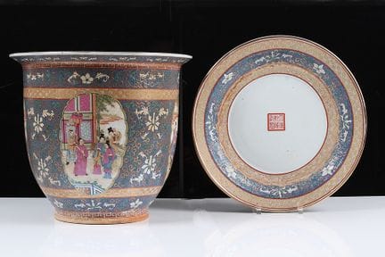 茶壶中国，20 世纪 带茶托的大型瓷壶。花卉和人物装饰丰富。高：36 厘米。碗直径 40 厘米。