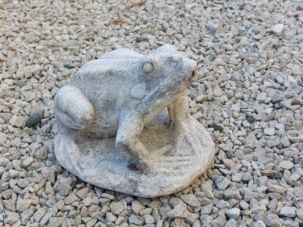 庭院雕像。石铸。20世纪。坐姿青蛙造型，用作喷水口。长：35厘米。