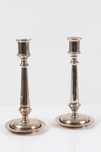 Paire de chandeliers. Argent 800. pied rond et bom