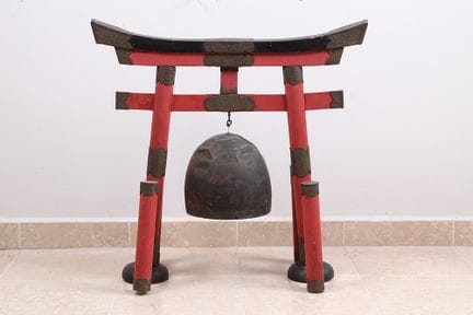 日本晚餐锣。19世纪末。红色木制底座，饰有黄铜镶件。钟形彩绘锣身，锣槌已遗失。高：66 × 67 厘