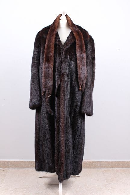Manteau en vison. Fourrure brune travaillée dans l