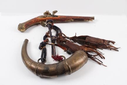 Ensemble de pièces. Corne à poudre, sac à balles e