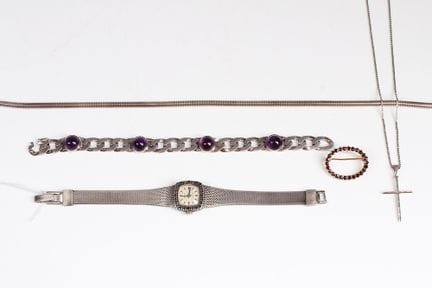 Panzerarmband, Armbanduhr, Brosche zwei Halsketten