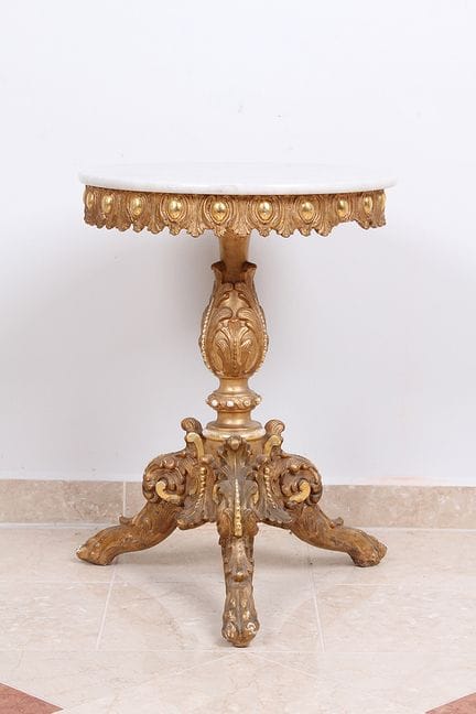 Piccolo tavolino da salotto. Fine del XIX secolo. 