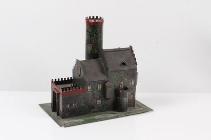 Château de chevalier. Fin 19e s. Tôle peinte. Socl