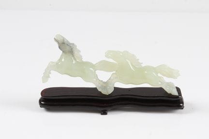 两匹奔腾的马。中国，20世纪。带底座的玉马。长：18 厘米。