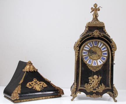 Pendule mit Konsole. Frankreich, 18. Jh. Schwarz l