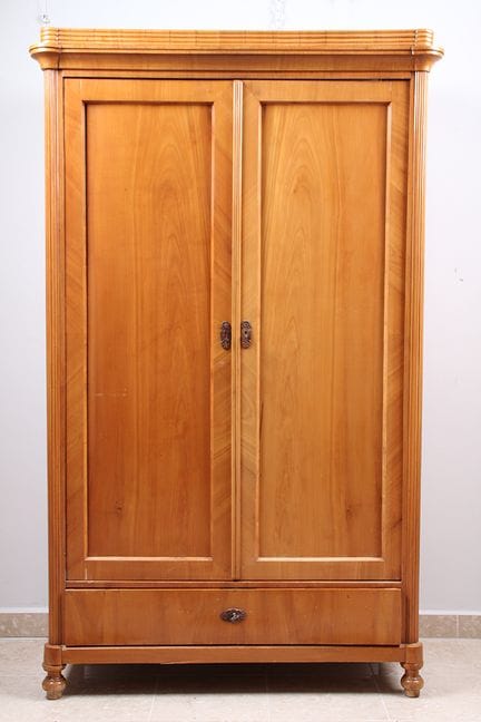 Biedermeier 橱柜。19 世纪上半叶，软木，樱桃木贴面。双门，底座上有抽屉。置物架、锁、钥