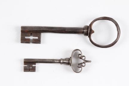 Deux clés creuses. XVIIe/XVIIIe siècles. Fer forgé